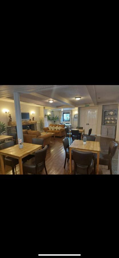 לאנטריסנט The Countryman Inn מראה חיצוני תמונה